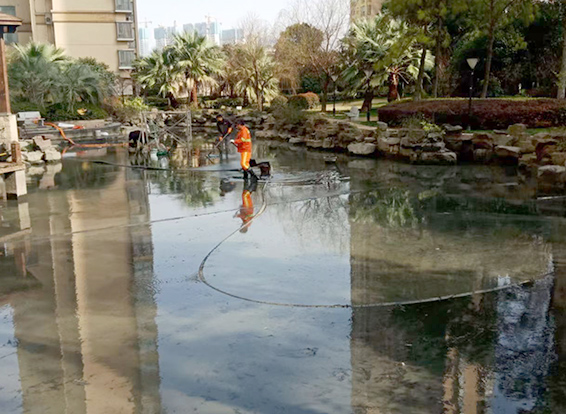 禹王台景观池淤泥清理