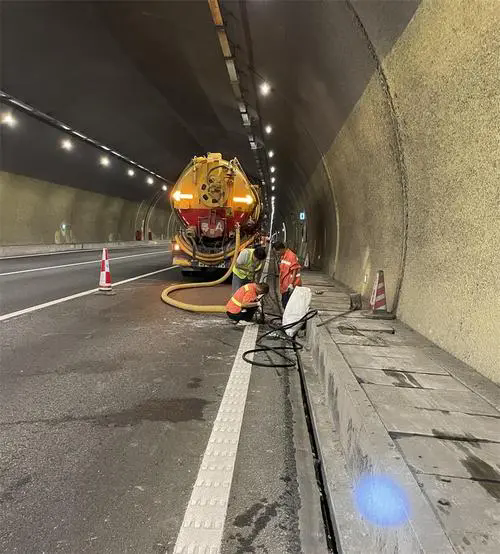 禹王台隧道排水渠清淤